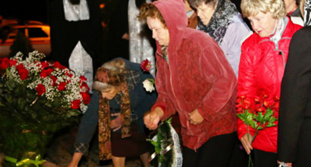 Жители города Волгодонск Ростовской области возлагают цветы к мемориалу жертв теракта 16 сентября 1999 года. 16 сентября 2013 г. Фото: http://volgodonskgorod.ru