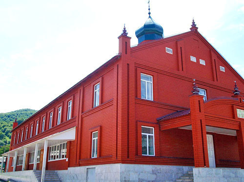 Мечеть в селении Дуба-Юрт в Шалинском районе Чечни. Фото: Салман Д, http://ru.wikipedia.org