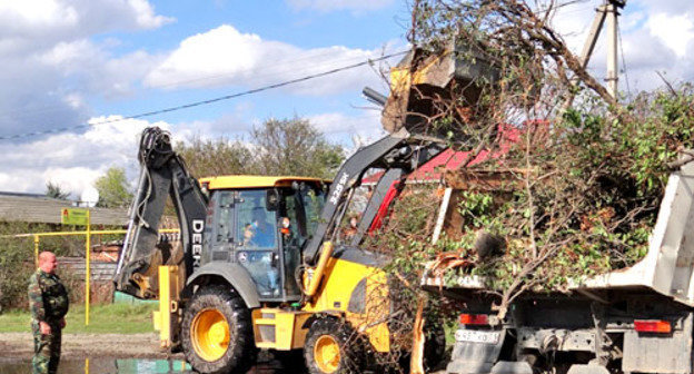 Устранение последствий града в Лабинске. Ростовская область, 23 сентября 2013 г. Фото: администрация Лабинского городского поселения