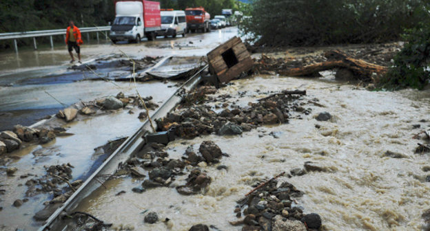 Сход селя на федеральной трассе  А-149 Адлер – Красная поляна. Краснодарский край, 7 сентября 2013 г. Фото: © Нина Зотина, ЮГА.ру