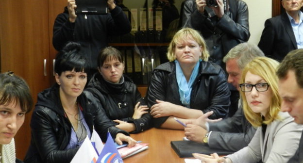 Участники голодовки многодетных родителей в общественной приемной Дмитрия Медведева. Волгоград, 25 сентября 2013 г. Фото Татьяны Филимоновой для "Кавказского узла"