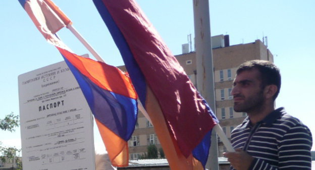 Ереван, 25 сентября 2013 г. Пикет в защиту Крытого рынка перед зданием Института древних рукописей им. Месропа Маштоца. Фото Армине Мартиросян для "Кавказского узла"