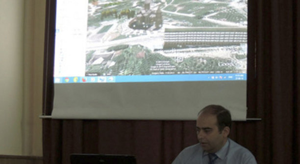 Коммерческий директор фирмы «Локатор» Владимир Софян проводит презентацию 3D-моделей Степанакерта и Шуши. Нагорный Карабах, Степанакерт, 27 сентября 2013 г. Фото Альберта Восканяна, http://www.kavkaz-uzel.ru/blogs/929/posts/15861