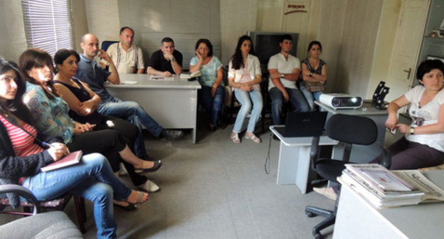 Участники мероприятия "Центра гражданских инициатив", посвященного Международному дню мира. Нагорный Карабах, Степанакерт, 21 сентября 2013 г. Фото Альберта Восканяна, http://www.kavkaz-uzel.ru/blogs/929/posts/15789