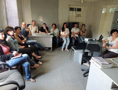 Участники мероприятия "Центра гражданских инициатив", посвященного Международному дню мира. Нагорный Карабах, Степанакерт, 21 сентября 2013 г. Фото Альберта Восканяна, http://www.kavkaz-uzel.ru/blogs/929/posts/15789