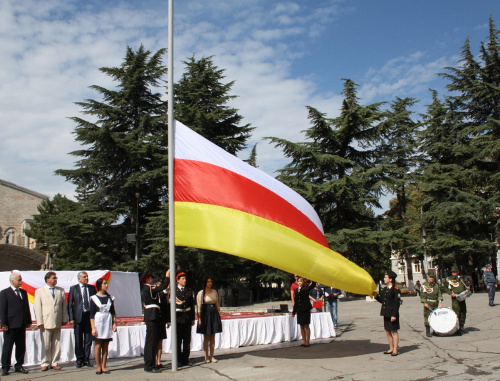 Церемония поднятия флага на праздновании Дня государственного флага в Цхинвале. Южная Осетия, 19 сентября 2013 г. Фото Марии Котаевой для "Кавказского узла"