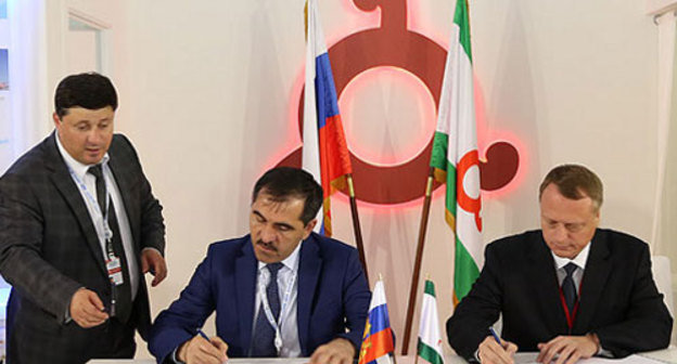 На XII международном инвестиционном форуме "Сочи-2013". Глава Ингушетии Юнус-Бек Евкуров подписывает соглашение о реализации инвестиционного проекта на территории республики. 28 сентября 2013 г. Фото пресс-службы Главы РИ, http://www.ingushetia.ru/m-news/archives/019386.shtml#more