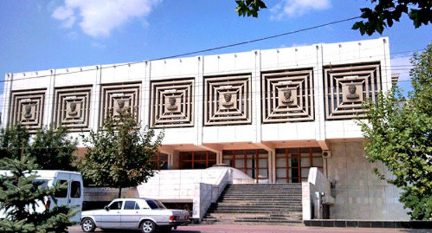 Республиканская национальная библиотека им. Р. Гамзатова, Махачкала. Фото: bagatyrovkazim, http://wikimapia.org/
