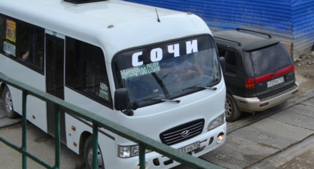 Сочи, маршрутный автобус на переезде. Июнь 2013 г. Фото Светланы Кравченко для "Кавказского узла"