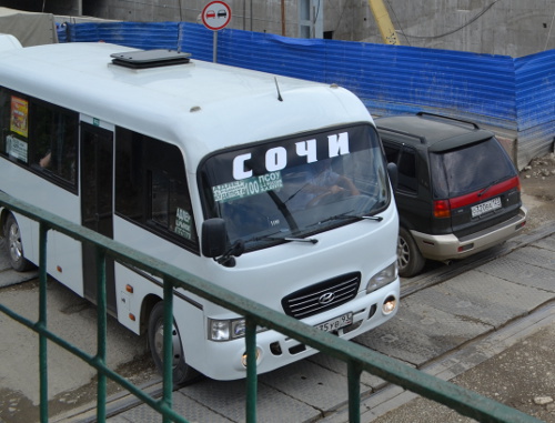 Сочи, маршрутный автобус на переезде. Июнь 2013 г. Фото Светланы Кравченко для "Кавказского узла"