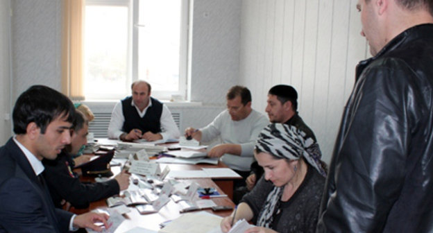 Работа призывной комиссии в отделе военного комиссариата Чеченской Республики по Грозненскому району. 2 апреля 2013 г. Фото Л. Арсамирзаевой, http://grozraion.ru/news/463-nachata-rabota-prizyvnoj-komissii-groznenskogo-munitsipalnogo-rajona