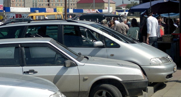 Автомобили у Центрального рынка в Грозном, Чечня, август 2013 г. Фото "Кавказского узла"
