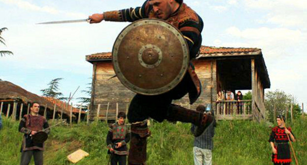 Выступление участника ассоциации "Шавпаросаниеби" на фестивале народного творчества "Артгени" в Цинандали. Грузия, 2012 г. Фото: https://www.facebook.com/shavparosnebi