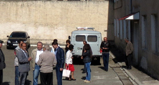 Нагорный Карабах, Степанакерт, 27 сентября 2013 г. Родные осужденных за шпионаж студентов во дворе Апелляционного суда. Фото Алвард Григорян для "Кавказского узла"