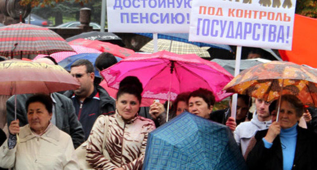 Профсоюзы Северной Осетии провели митинг с требованием повышения заработной платы трудящимся. Владикавказ, 7 октября 2013 г. Фото Эммы Марзоевой для "Кавказского узла"