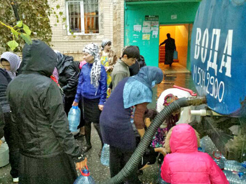 Жители Хасавюрта набирают воду из цистерны с питьевой водой. Дагестан, 7 октября 2013 г. Фото: Пресс-служба ГУ МЧС по Дагестану