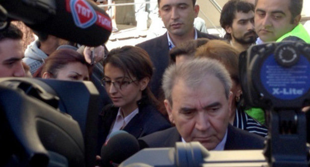 Джамиль Гасанли, кандидат  в президенты Азербайджана от Национального совета демократических сил, после голосования на избирательном участке №6 в третьем Ясамальском округе №17. Баку, 9 октября 2013 г. Фото Парваны Байрамовой для "Кавказского узла"