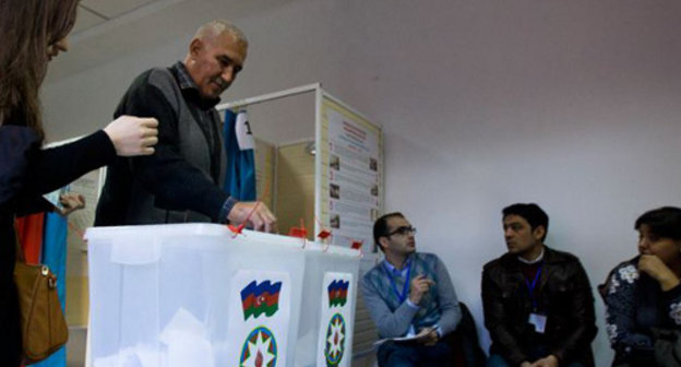 Голосование на выборах президента Азербайджана на избирательном участке в Баку. 9 октября 2013 г. Фото: Abbas Atilay (RFE/RL), http://www.radioazadlyg.org/content/article/25131064.html