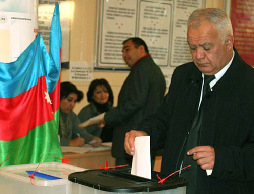 Голосование на выборах президента Азербайджана на избирательном участке в Баку. 9 октября 2013 г. Фото: Azadliq Radiosu (RFE/RL)
