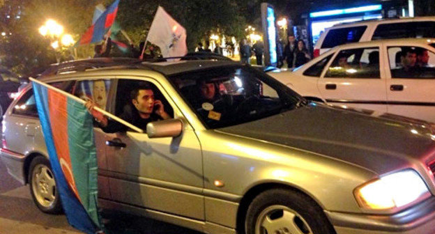 Сторонники Ильхама Алиева празднуют его победу на президентских выборах. Баку, 9 октября 2013 г. Фото Парваны Байрамовой для "Кавказского узла"