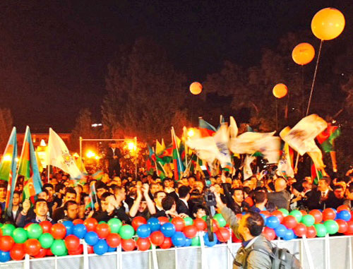 Сторонники правящей партии ЕНИ Азербайджан празднует победу Ильхама Алиева. Баку, 9 октября 2013 г. Фото Парваны Байрамовой для "Кавказского узла"
