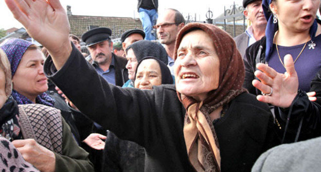 Митинг, в ходе которого жители Хасавюрта потребовали от властей возобновить подачу воды. Дагестан, 9 октября 2013 г. Фото: автор Руслан Алибеков