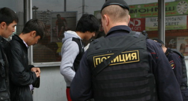 Полиция проверяет рынок на юге Москвы. 30 июля 2013 г. Фото: http://petrovka38.ru