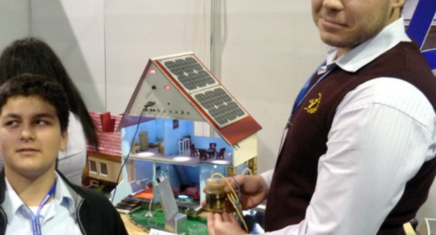 V молодежный инновационный конвент в Ростове-на-Дону, 10 октября 2013 г. Юные техники Николай Шляков и Артем Шарко представляют модель автономного экодома. Фото Олеси Диановой для "Кавказского узла"