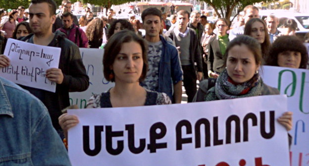 Участники шествия против эксплуатации Тегутского месторождения. Ереван, 10 октября 2013 г. Фото Армине Мартиросян для "Кавказского узла"