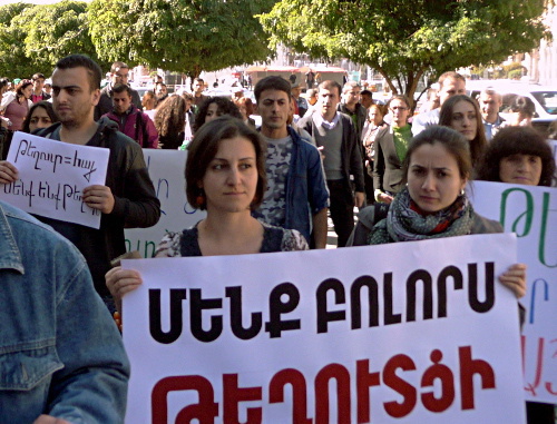 Участники шествия против эксплуатации Тегутского месторождения. Ереван, 10 октября 2013 г. Фото Армине Мартиросян для "Кавказского узла"