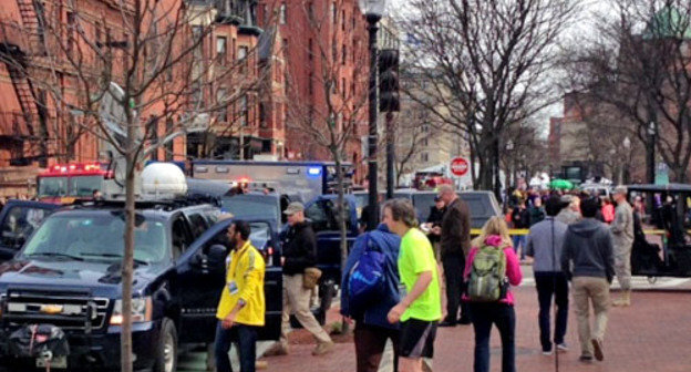 На месте взрыва в Бостоне. 15 апреля 2013 г. User:Ashstar01, http://ru.wikipedia.org/