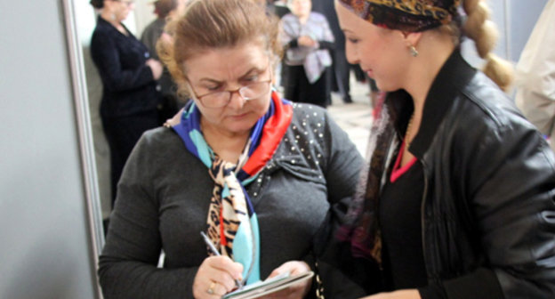 Махачкала, Национальная библиотека, вторая дагестанская книжная ярмарка "Тарки-Тау". 10 октября 2013 г. Фото Махача Ахмедова для "Кавказского узла"