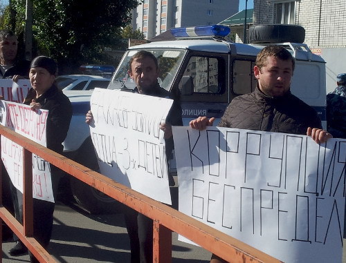 Участники пикета против пыток. КЧР, Черкесск, 11 октября 2013 г. Фото Эльбруса Джанкезова 