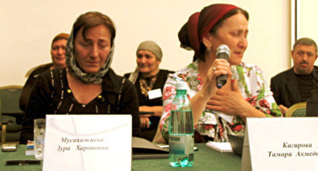 Зура Мусахажиева (слева), вдова Мусы Исрапилова, на расширенном круглом столе в Пятигорске, посвященном проблеме розыска и идентификации граждан, погибших и пропавших без вести на Северном Кавказе. Октябрь 2013 г. Фото: © Миротворческая Миссия имени генерала Лебедя (ММГЛ), http://www.rozysk.org/i/news847
