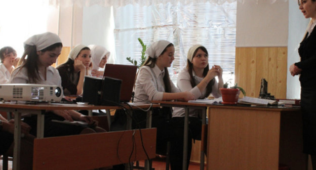 Старшеклассницы на уроке в школе. Фото: grozny42.ru