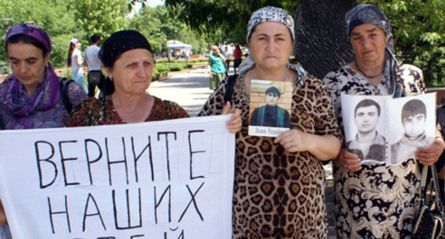 Чечня, Грозный 1 июня 2010 г. Пикет женщин, чьи родственники пропали без вести с 2000 по 2010 год. Фото: http://www.memo.ru