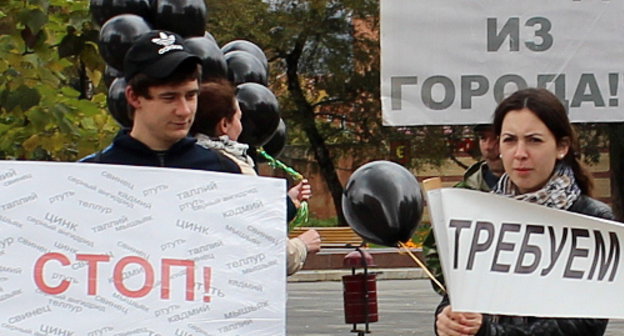 Участники пикета, посвященный годовщине мощного выброса серы на металлургическом предприятии "Электроцинк". Владикавказ, 5 октября 2013 г. Фото Эммы Марзоевой для "Кавказского узла"