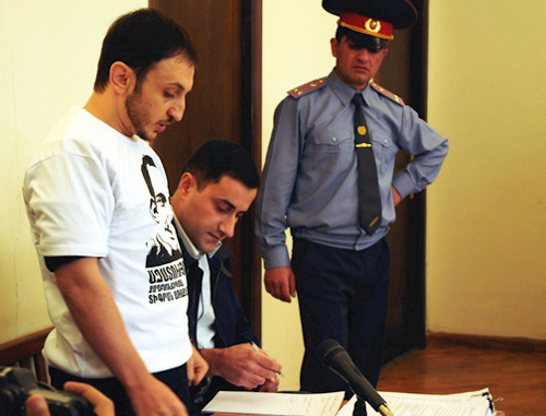 Тигран Аракелян (слева) рядом со своим адвокатом на заседании суда 7 октября 2013 г. Фото: http://hetq.am/eng/news/29871