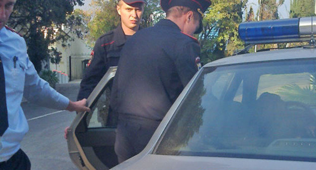 Полицейские усадили в машину Людию Лепсверидзе, которая была задержана во время проведения одиночного пикета. Сочи, 14 октября 2013 г. Фото Людмилы Лукьянкиной