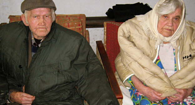 Сергей Семенович и Лидия Алексеевна Полтавченко в своей неотапливаемой квартире в доме №85 в поселке Саши Чекалина Кировского района Волгограда. 12 октября 2013 г. Фото Вячеслава Ященко для "Кавказского узла"