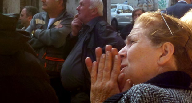 Бывшие жильцы дома №17 по улице Пурцеладзе наблюдают за сносом его аварийной части. Тбилиси, 15 октября 2013 г. Фото Анны Коноплевой для "Кавказского узла"