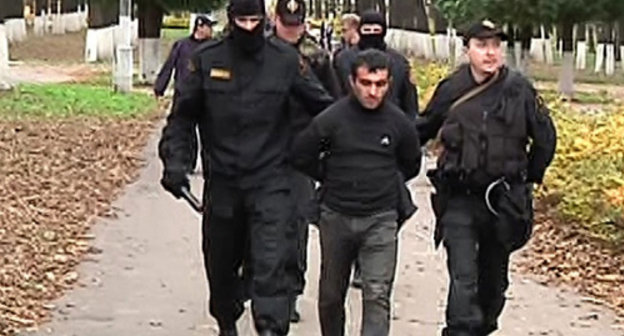 Задержание Орхана Зейналова в Коломне 15 октября 2013 г. Кадр оперативной видеосъемки ГУ МВД РФ