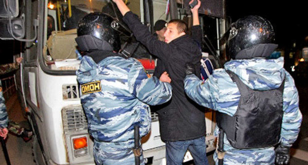 Задержание участников акции националистов "Наш ответ Курбан-байраму" у метро "Пражская". Москва, 15 октября 2013 г. Фото: yopolisnews, http://echo.msk.ru/