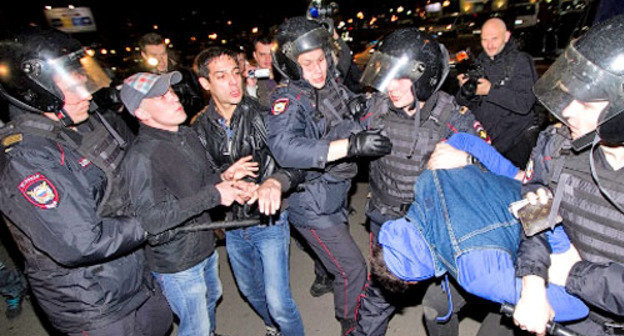 Задержание участников акции националистов "Наш ответ Курбан-байраму" у метро "Пражская". Москва, 15 октября 2013 г. Фото: yopolisnews, http://echo.msk.ru/