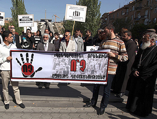 Участники шествия против "гендерного" закона. Ереван, 16 октября 2013 г. Фото: © PanARMENIAN Photo / 
Hrant Khachatryan