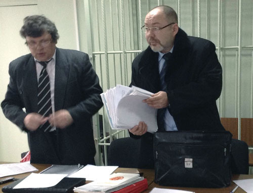 Станислав Дмитриевский (слева) во время судебного заседания в Дзержинском районном суде Нижегородской области. Фото: http://yhrm.org/