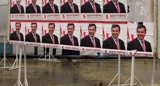 Щит с предвыборной агитацией Давида Бакрадзе в Батуми. 6 октября 2013 г. Фото Юлии Кашеты для "Кавказского узла". Щит с предвыборной агитацией Давида Бакрадзе в Батуми. 6 октября 2013 г. Фото Юлии Кашеты для "Кавказского узла".