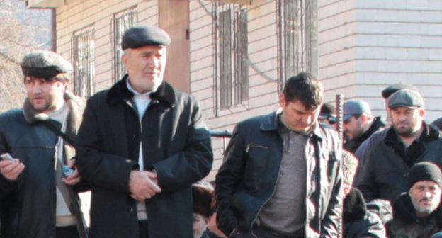 Глава села Гимры Алиасхаб Магомедов выступает на митинге с требованием снятия режима КТО. Дагестан, унцукульский район, село Гимры, 14 января 2013 г. Фото Ахмеда Магомедова для "Кавказского узла"