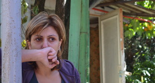 Член семьи Торомонян, мать троих детей Шушаник Мароян, после получения уведомления о выселении от службы судебных приставов. Сочи, 10 октября 2013 г. Фото Светланы Кравченко для "Кавказского узла"