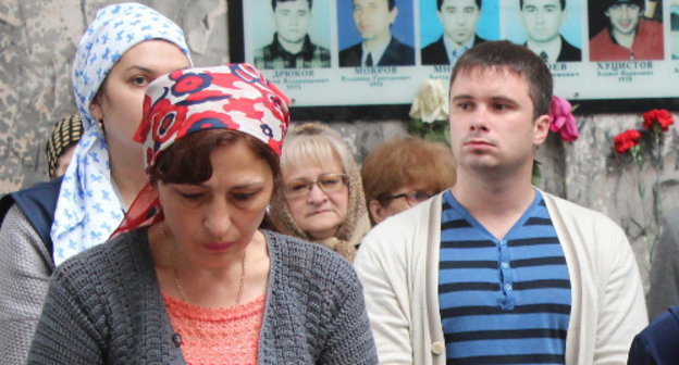 Северная Осетия, Беслан, 3 сентября 2013 г. В бывшем спортзале школы №1 во время панихиды по погибшим в результате теракта. Фото Эммы Марзоевой для "Кавказского узла"